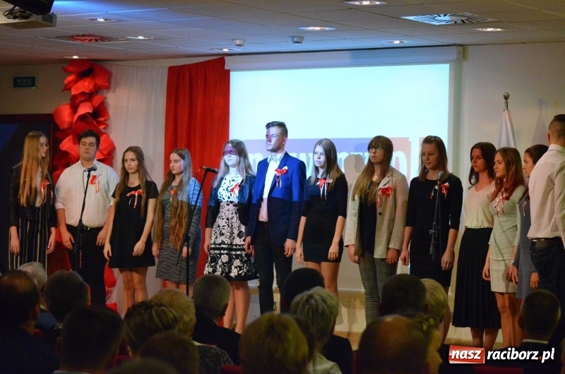 Zdjęcie w galerii na portalu naszraciborz.pl: Tu wszędzie jest nasza ojczyzna... - koncert laureatów Konkursu Pieśni, Piosenki i Poezji Patriotycznej za nami  wiadomości z regionu