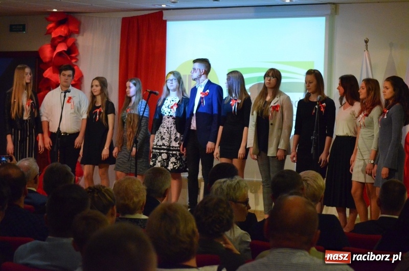 Zdjęcie w galerii na portalu naszraciborz.pl: Tu wszędzie jest nasza ojczyzna... - koncert laureatów Konkursu Pieśni, Piosenki i Poezji Patriotycznej za nami  wiadomości z regionu