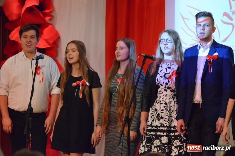 Zdjęcie w galerii na portalu naszraciborz.pl: Tu wszędzie jest nasza ojczyzna... - koncert laureatów Konkursu Pieśni, Piosenki i Poezji Patriotycznej za nami  wiadomości z regionu