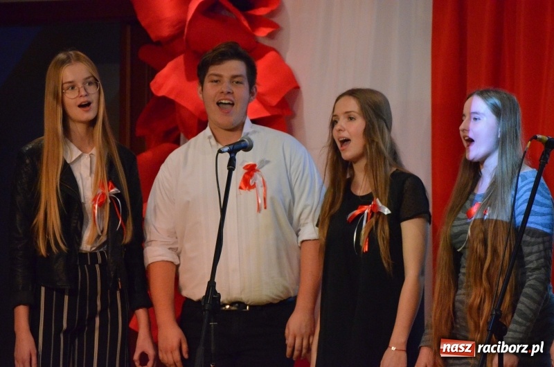 Zdjęcie w galerii na portalu naszraciborz.pl: Tu wszędzie jest nasza ojczyzna... - koncert laureatów Konkursu Pieśni, Piosenki i Poezji Patriotycznej za nami  wiadomości z regionu