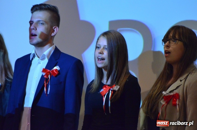 Zdjęcie w galerii na portalu naszraciborz.pl: Tu wszędzie jest nasza ojczyzna... - koncert laureatów Konkursu Pieśni, Piosenki i Poezji Patriotycznej za nami  wiadomości z regionu