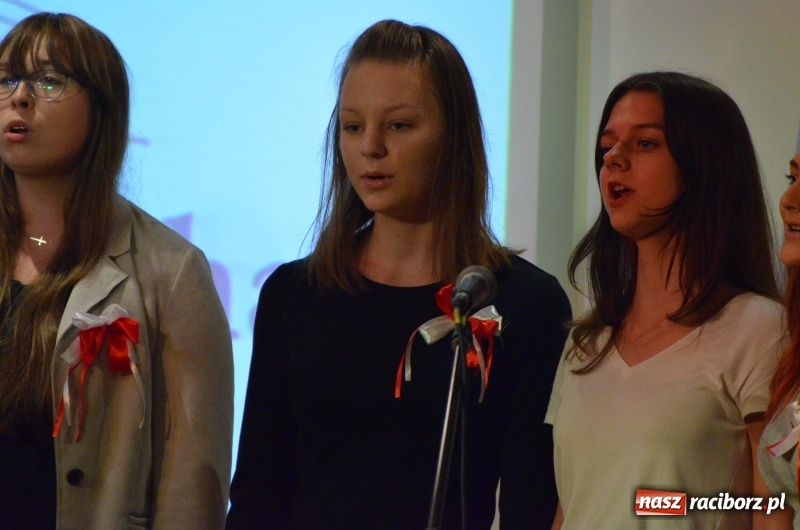 Zdjęcie w galerii na portalu naszraciborz.pl: Tu wszędzie jest nasza ojczyzna... - koncert laureatów Konkursu Pieśni, Piosenki i Poezji Patriotycznej za nami  wiadomości z regionu