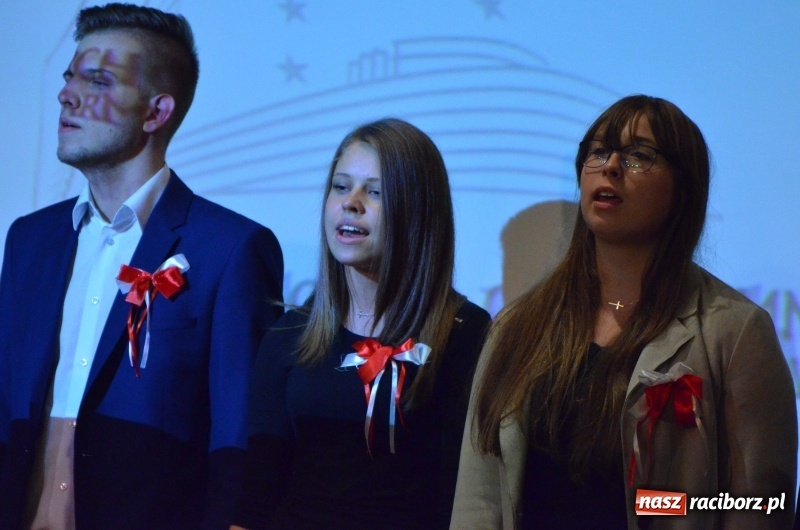 Zdjęcie w galerii na portalu naszraciborz.pl: Tu wszędzie jest nasza ojczyzna... - koncert laureatów Konkursu Pieśni, Piosenki i Poezji Patriotycznej za nami  wiadomości z regionu