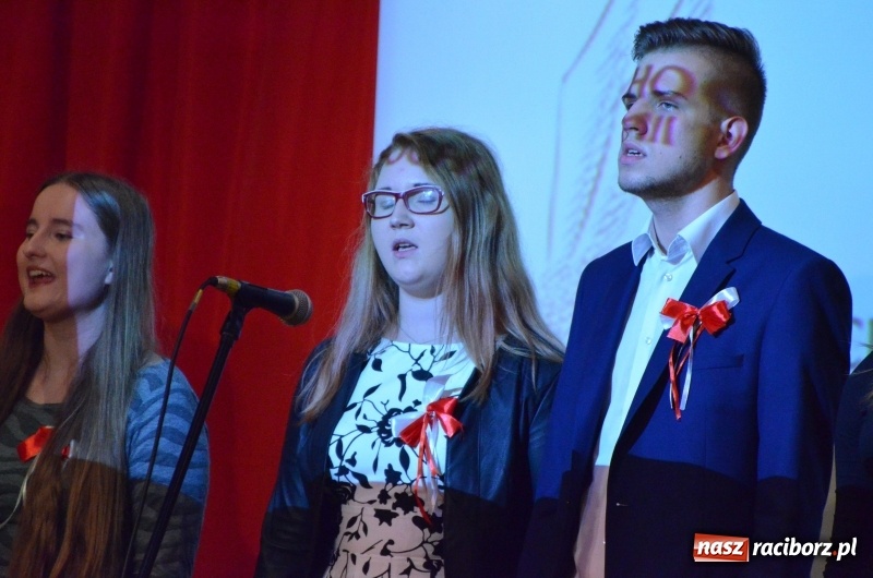 Zdjęcie w galerii na portalu naszraciborz.pl: Tu wszędzie jest nasza ojczyzna... - koncert laureatów Konkursu Pieśni, Piosenki i Poezji Patriotycznej za nami  wiadomości z regionu