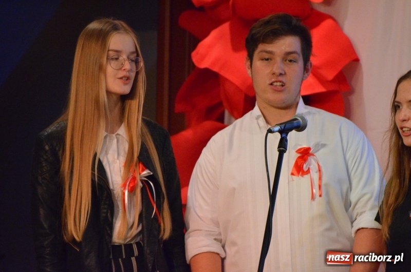 Zdjęcie w galerii na portalu naszraciborz.pl: Tu wszędzie jest nasza ojczyzna... - koncert laureatów Konkursu Pieśni, Piosenki i Poezji Patriotycznej za nami  wiadomości z regionu