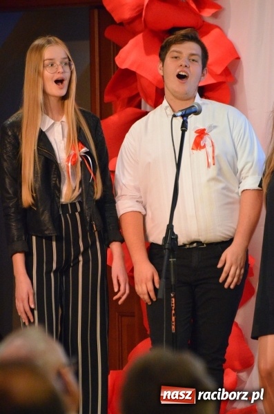 Zdjęcie w galerii na portalu naszraciborz.pl: Tu wszędzie jest nasza ojczyzna... - koncert laureatów Konkursu Pieśni, Piosenki i Poezji Patriotycznej za nami  wiadomości z regionu