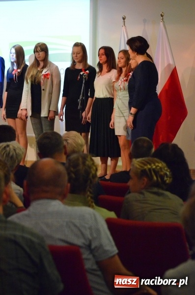 Zdjęcie w galerii na portalu naszraciborz.pl: Tu wszędzie jest nasza ojczyzna... - koncert laureatów Konkursu Pieśni, Piosenki i Poezji Patriotycznej za nami  wiadomości z regionu