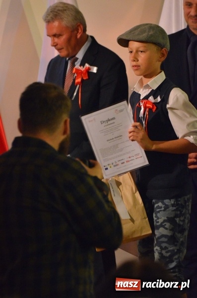 Zdjęcie w galerii na portalu naszraciborz.pl: Tu wszędzie jest nasza ojczyzna... - koncert laureatów Konkursu Pieśni, Piosenki i Poezji Patriotycznej za nami  wiadomości z regionu