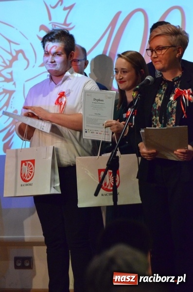 Zdjęcie w galerii na portalu naszraciborz.pl: Tu wszędzie jest nasza ojczyzna... - koncert laureatów Konkursu Pieśni, Piosenki i Poezji Patriotycznej za nami  wiadomości z regionu