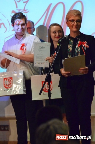 Zdjęcie w galerii na portalu naszraciborz.pl: Tu wszędzie jest nasza ojczyzna... - koncert laureatów Konkursu Pieśni, Piosenki i Poezji Patriotycznej za nami  wiadomości z regionu