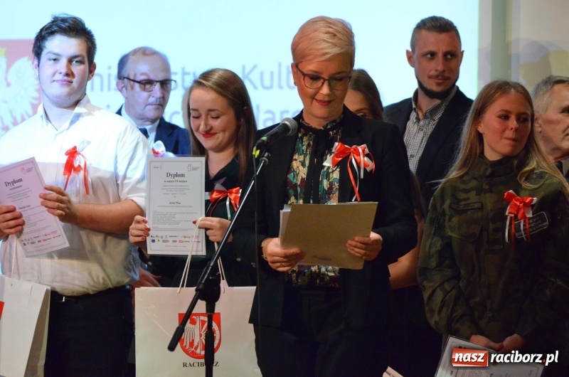 Zdjęcie w galerii na portalu naszraciborz.pl: Tu wszędzie jest nasza ojczyzna... - koncert laureatów Konkursu Pieśni, Piosenki i Poezji Patriotycznej za nami  wiadomości z regionu