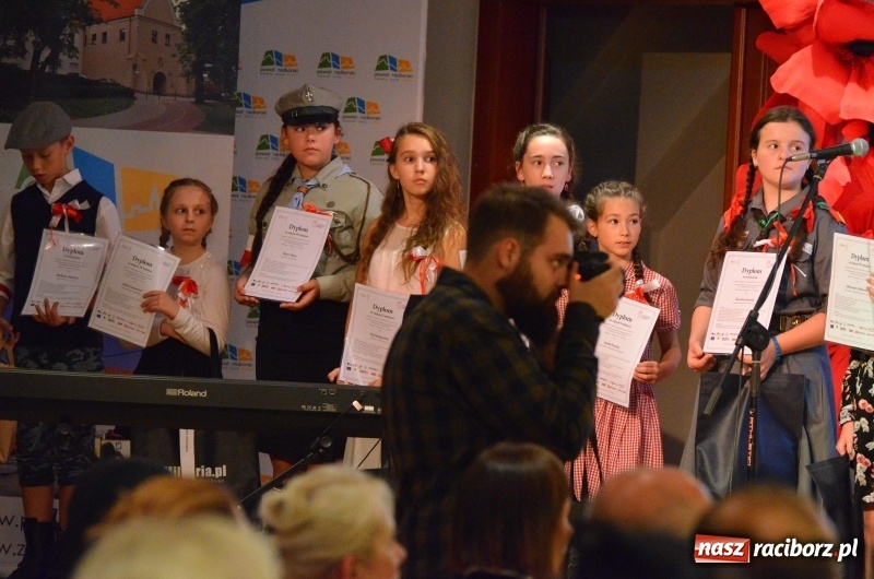 Zdjęcie w galerii na portalu naszraciborz.pl: Tu wszędzie jest nasza ojczyzna... - koncert laureatów Konkursu Pieśni, Piosenki i Poezji Patriotycznej za nami  wiadomości z regionu