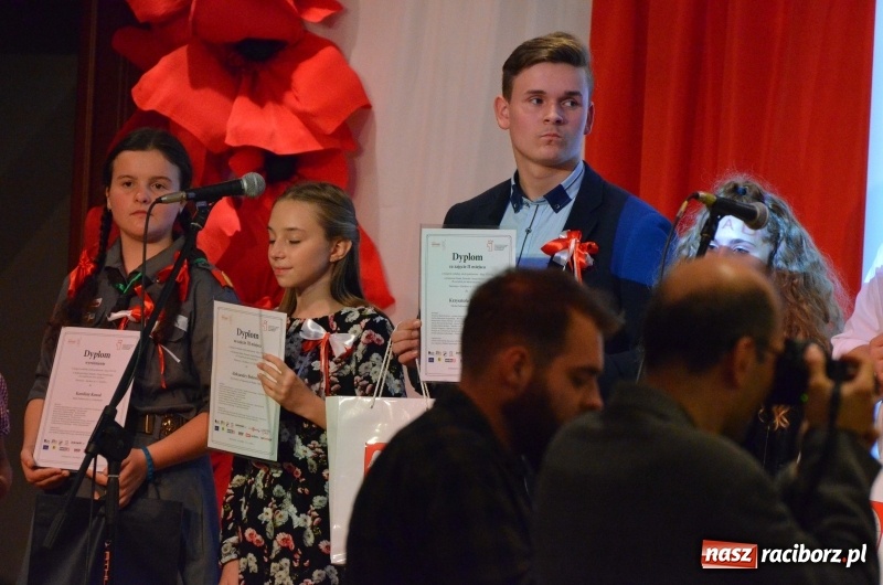 Zdjęcie w galerii na portalu naszraciborz.pl: Tu wszędzie jest nasza ojczyzna... - koncert laureatów Konkursu Pieśni, Piosenki i Poezji Patriotycznej za nami  wiadomości z regionu