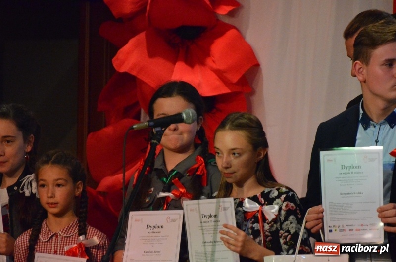 Zdjęcie w galerii na portalu naszraciborz.pl: Tu wszędzie jest nasza ojczyzna... - koncert laureatów Konkursu Pieśni, Piosenki i Poezji Patriotycznej za nami  wiadomości z regionu