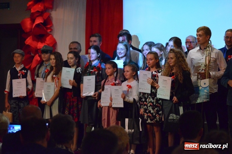 Zdjęcie w galerii na portalu naszraciborz.pl: Tu wszędzie jest nasza ojczyzna... - koncert laureatów Konkursu Pieśni, Piosenki i Poezji Patriotycznej za nami  wiadomości z regionu