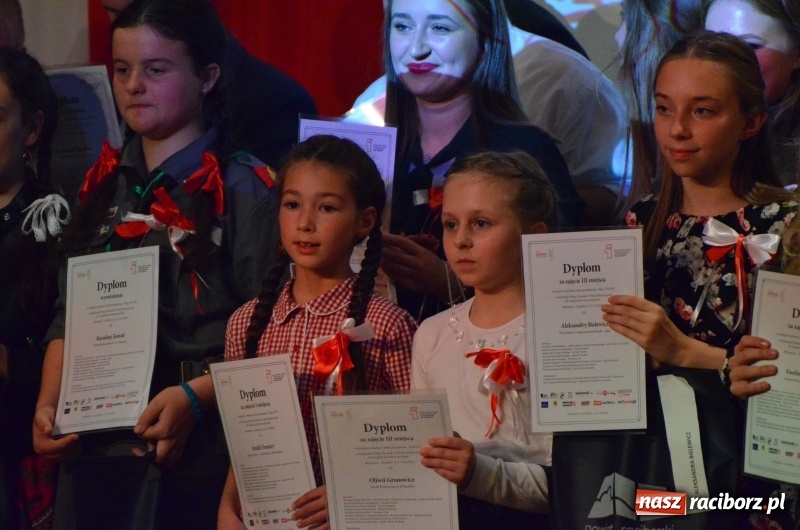 Zdjęcie w galerii na portalu naszraciborz.pl: Tu wszędzie jest nasza ojczyzna... - koncert laureatów Konkursu Pieśni, Piosenki i Poezji Patriotycznej za nami  wiadomości z regionu