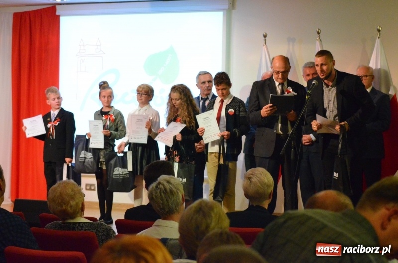 Zdjęcie w galerii na portalu naszraciborz.pl: Tu wszędzie jest nasza ojczyzna... - koncert laureatów Konkursu Pieśni, Piosenki i Poezji Patriotycznej za nami  wiadomości z regionu