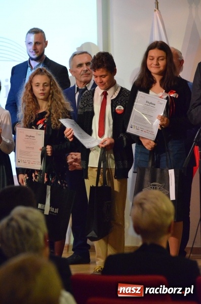 Zdjęcie w galerii na portalu naszraciborz.pl: Tu wszędzie jest nasza ojczyzna... - koncert laureatów Konkursu Pieśni, Piosenki i Poezji Patriotycznej za nami  wiadomości z regionu