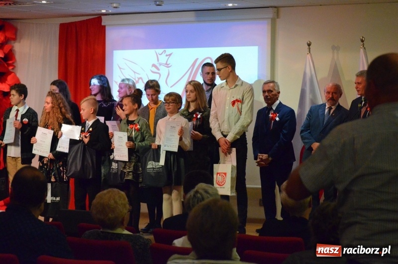 Zdjęcie w galerii na portalu naszraciborz.pl: Tu wszędzie jest nasza ojczyzna... - koncert laureatów Konkursu Pieśni, Piosenki i Poezji Patriotycznej za nami  wiadomości z regionu