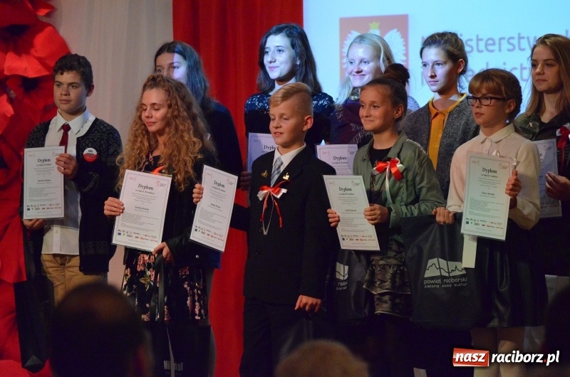 Zdjęcie w galerii na portalu naszraciborz.pl: Tu wszędzie jest nasza ojczyzna... - koncert laureatów Konkursu Pieśni, Piosenki i Poezji Patriotycznej za nami  wiadomości z regionu