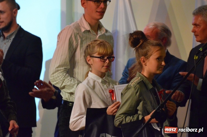 Zdjęcie w galerii na portalu naszraciborz.pl: Tu wszędzie jest nasza ojczyzna... - koncert laureatów Konkursu Pieśni, Piosenki i Poezji Patriotycznej za nami  wiadomości z regionu