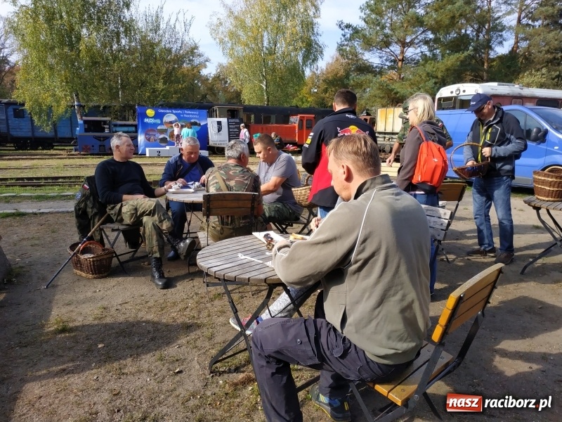 Zdjęcie w galerii na portalu naszraciborz.pl: Aż 125 osób pojechało kolejką w las walczyć o tytuł najlepszego grzybiarza ziemi raciborskiej wiadomości z regionu