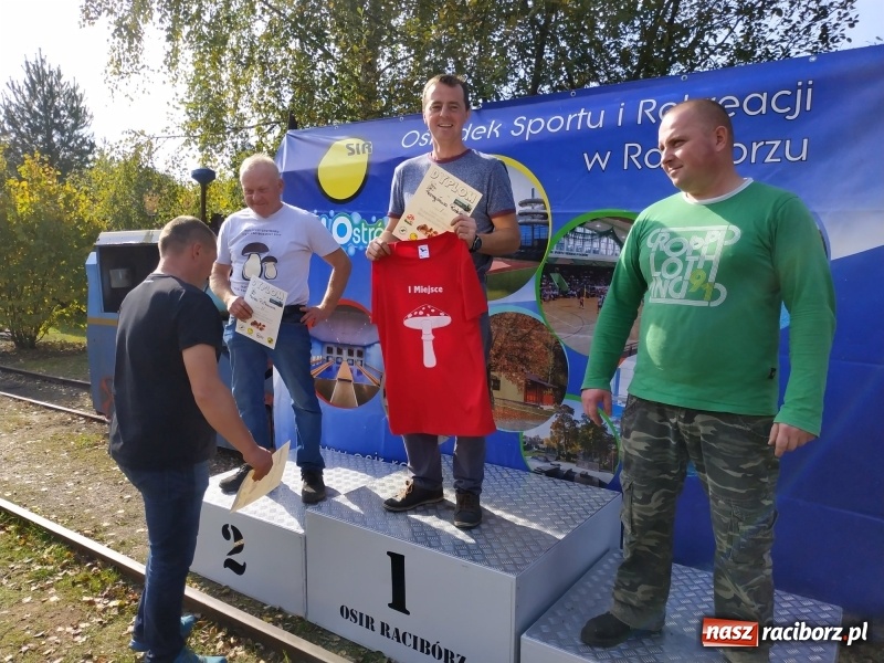 Zdjęcie w galerii na portalu naszraciborz.pl: Aż 125 osób pojechało kolejką w las walczyć o tytuł najlepszego grzybiarza ziemi raciborskiej wiadomości z regionu