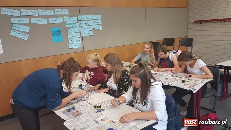 Zdjęcie w galerii na portalu naszraciborz.pl: Języki jednoczą świat. Uczniowie SP18 na wymianie w Roth wiadomości z regionu