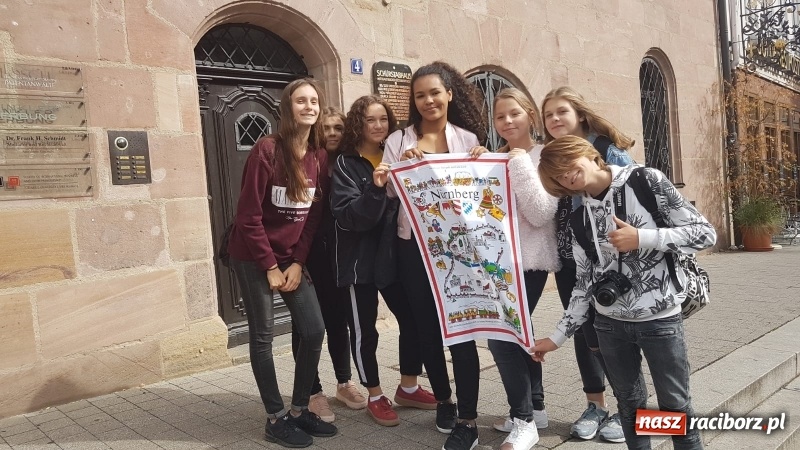 Zdjęcie w galerii na portalu naszraciborz.pl: Języki jednoczą świat. Uczniowie SP18 na wymianie w Roth wiadomości z regionu