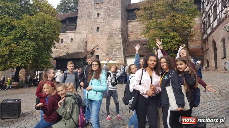 Zdjęcie w galerii na portalu naszraciborz.pl: Języki jednoczą świat. Uczniowie SP18 na wymianie w Roth wiadomości z regionu