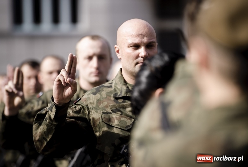 Zdjęcie w galerii na portalu naszraciborz.pl: Pierwsza przysięga wojskowa śląskich Terytorialsów wiadomości z regionu