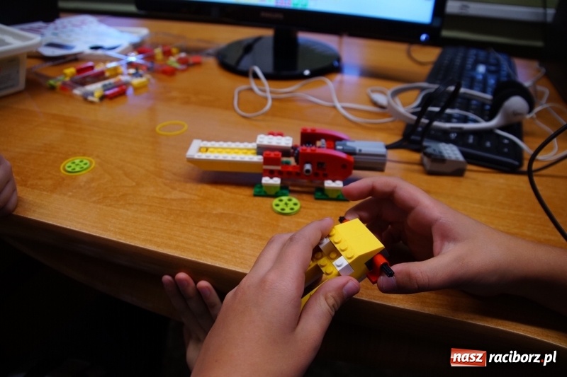 Zdjęcie w galerii na portalu naszraciborz.pl: W szkole na Ostrogu uczą robotyki  wiadomości z regionu