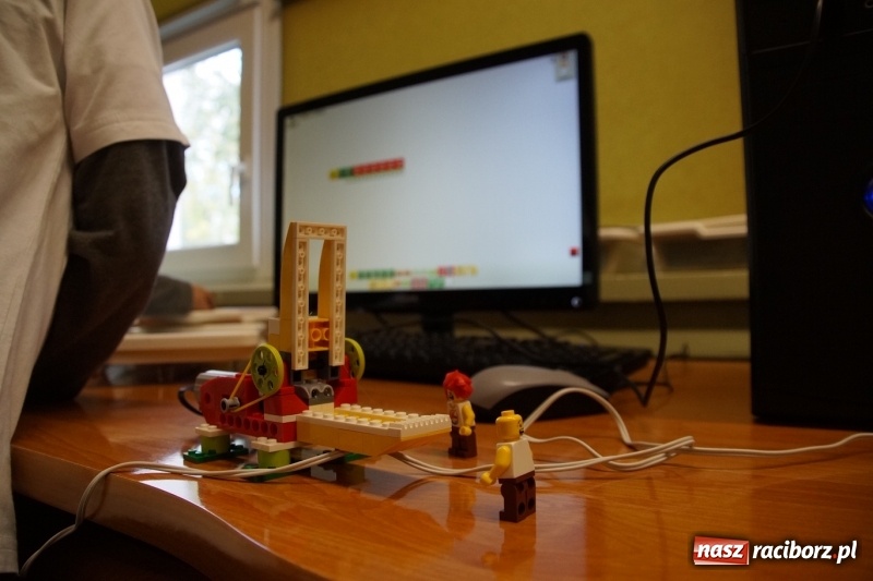 Zdjęcie w galerii na portalu naszraciborz.pl: W szkole na Ostrogu uczą robotyki  wiadomości z regionu