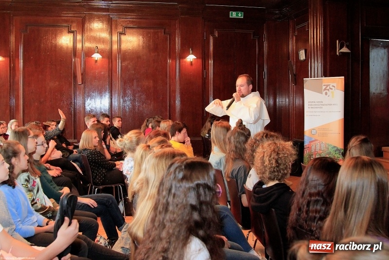 Zdjęcie w galerii na portalu naszraciborz.pl: Adam Rokosz gościem kolejnego Spotkania z Absolwentem w 1 LO wiadomości z regionu