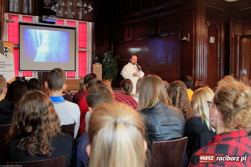 Zdjęcie w galerii na portalu naszraciborz.pl: Adam Rokosz gościem kolejnego Spotkania z Absolwentem w 1 LO wiadomości z regionu