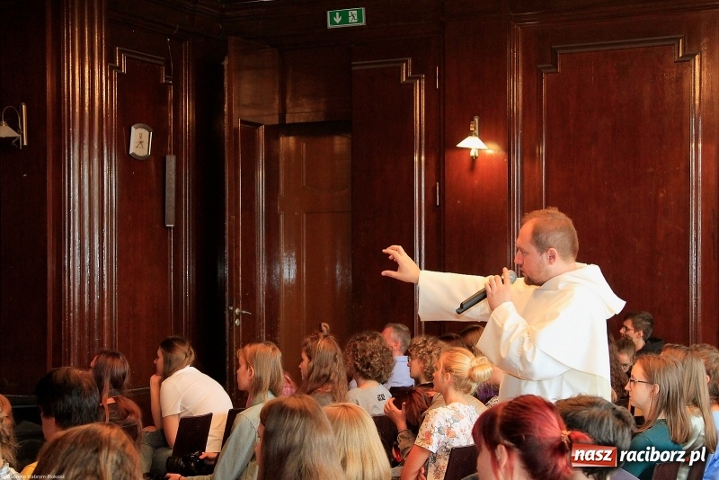 Zdjęcie w galerii na portalu naszraciborz.pl: Adam Rokosz gościem kolejnego Spotkania z Absolwentem w 1 LO wiadomości z regionu