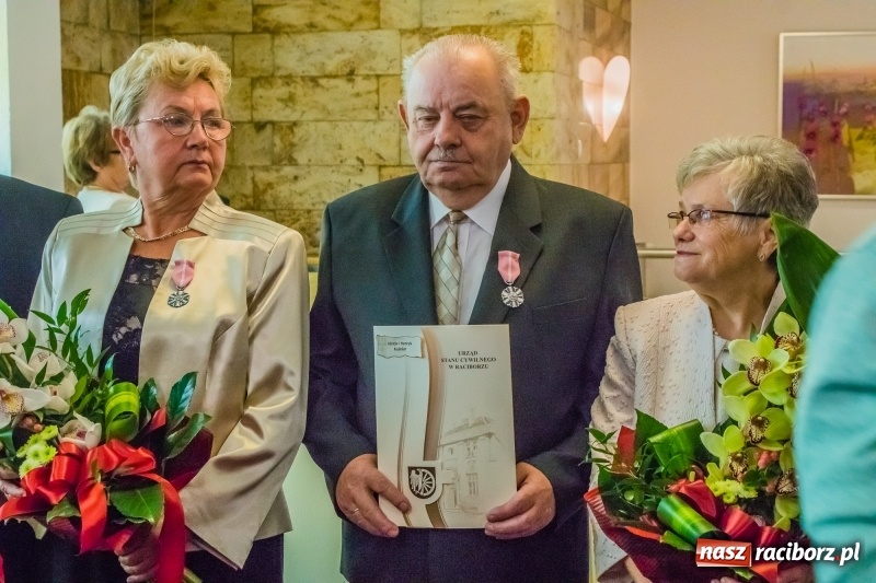 Zdjęcie w galerii na portalu naszraciborz.pl: Złote gody w Raciborzu. Ten medal jest wyjątkowy. Można go zdobyć tylko we dwoje  wiadomości z regionu