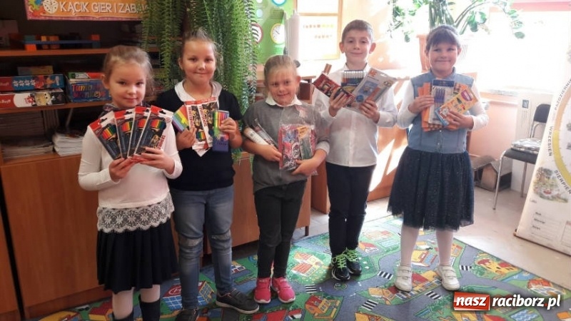 Zdjęcie w galerii na portalu naszraciborz.pl: SP 15 pomaga dzieciom w Afryce wiadomości z regionu