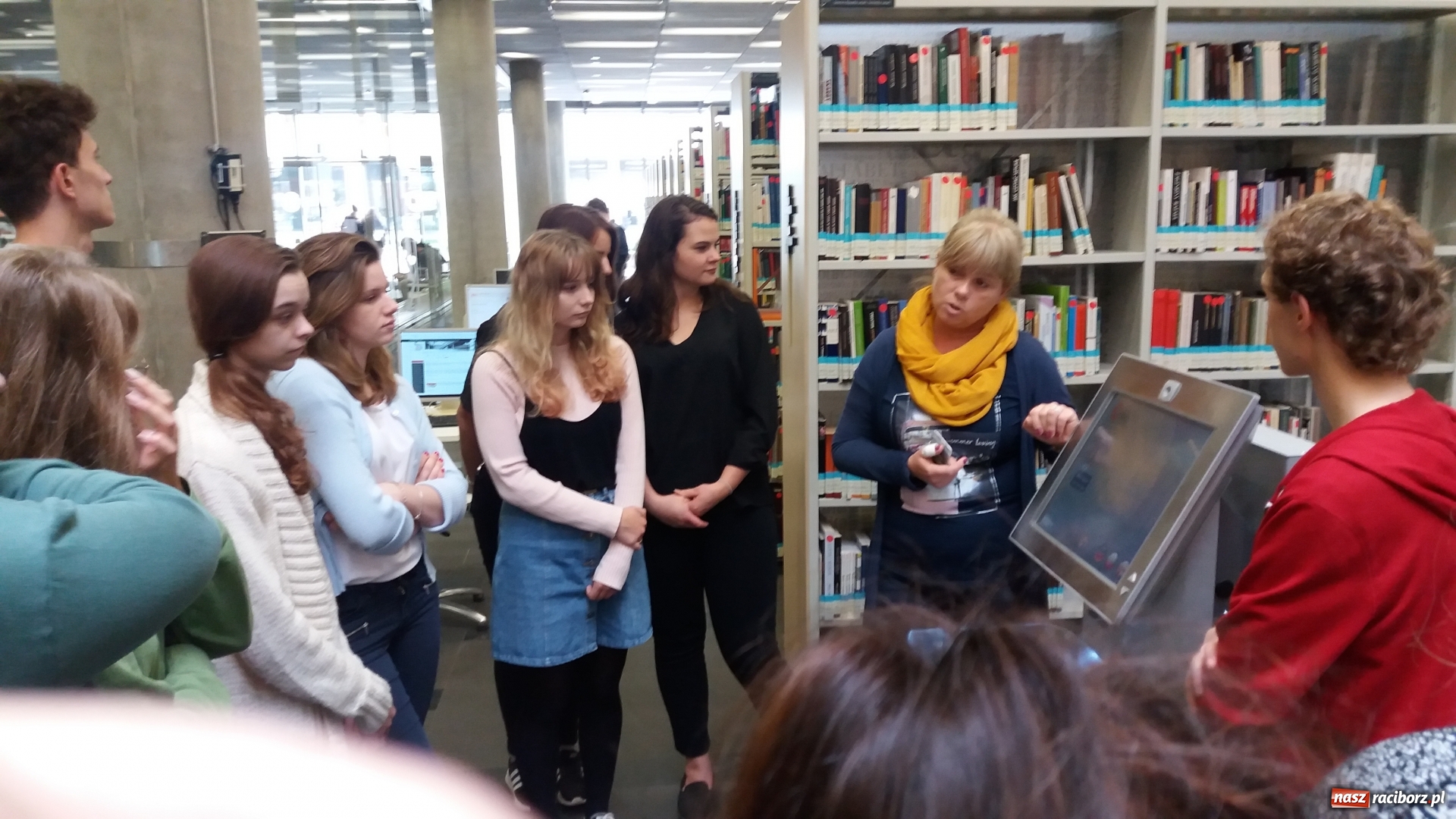 Zdjęcie w galerii na portalu naszraciborz.pl: Wizyta uczniów Liceum Plastycznego w Centrum Informacji Naukowej i Bibliotece Akademickiej w Katowicach wiadomości z regionu