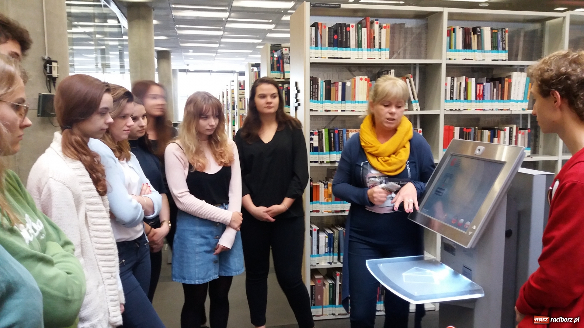 Zdjęcie w galerii na portalu naszraciborz.pl: Wizyta uczniów Liceum Plastycznego w Centrum Informacji Naukowej i Bibliotece Akademickiej w Katowicach wiadomości z regionu