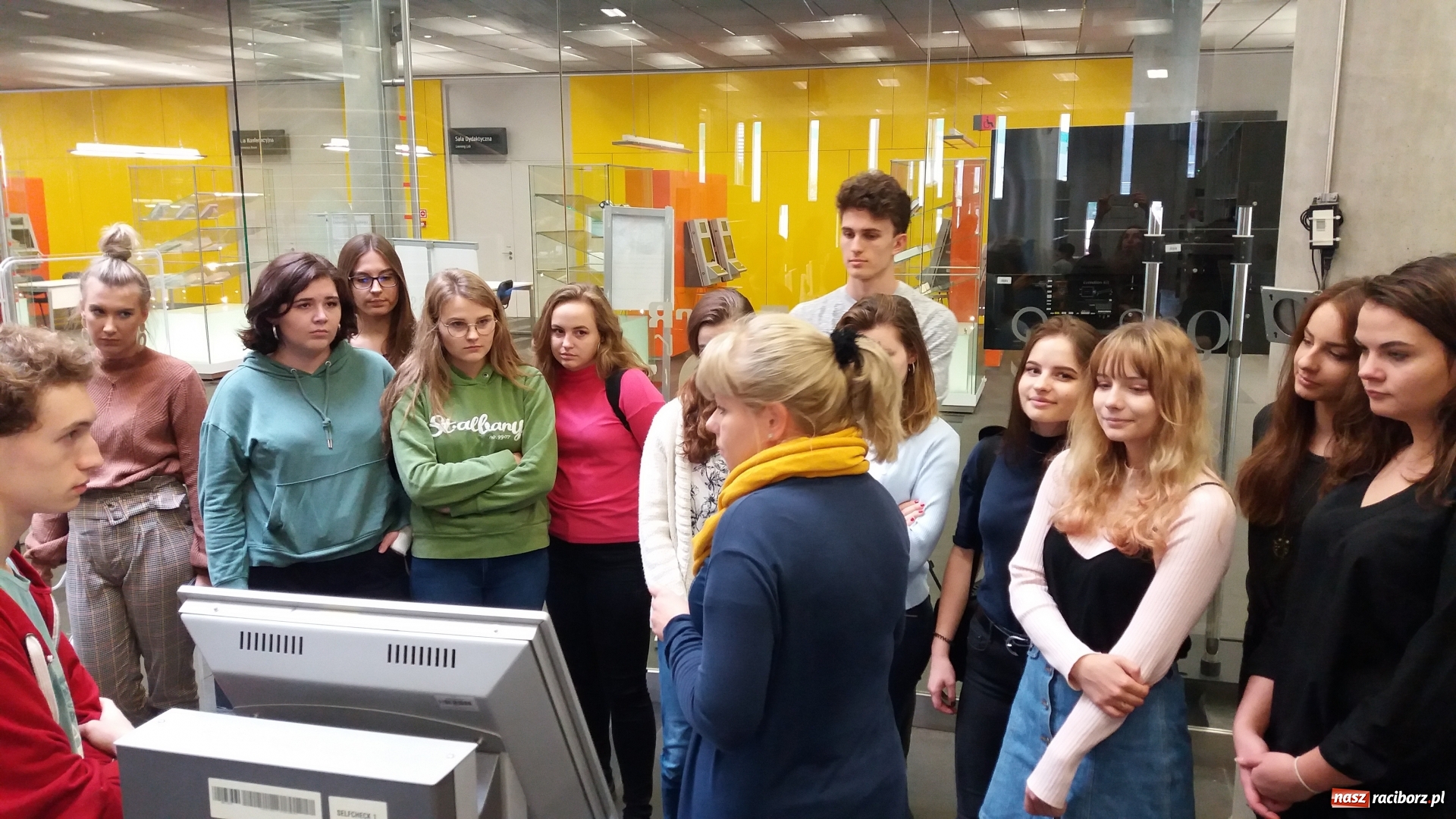 Zdjęcie w galerii na portalu naszraciborz.pl: Wizyta uczniów Liceum Plastycznego w Centrum Informacji Naukowej i Bibliotece Akademickiej w Katowicach wiadomości z regionu