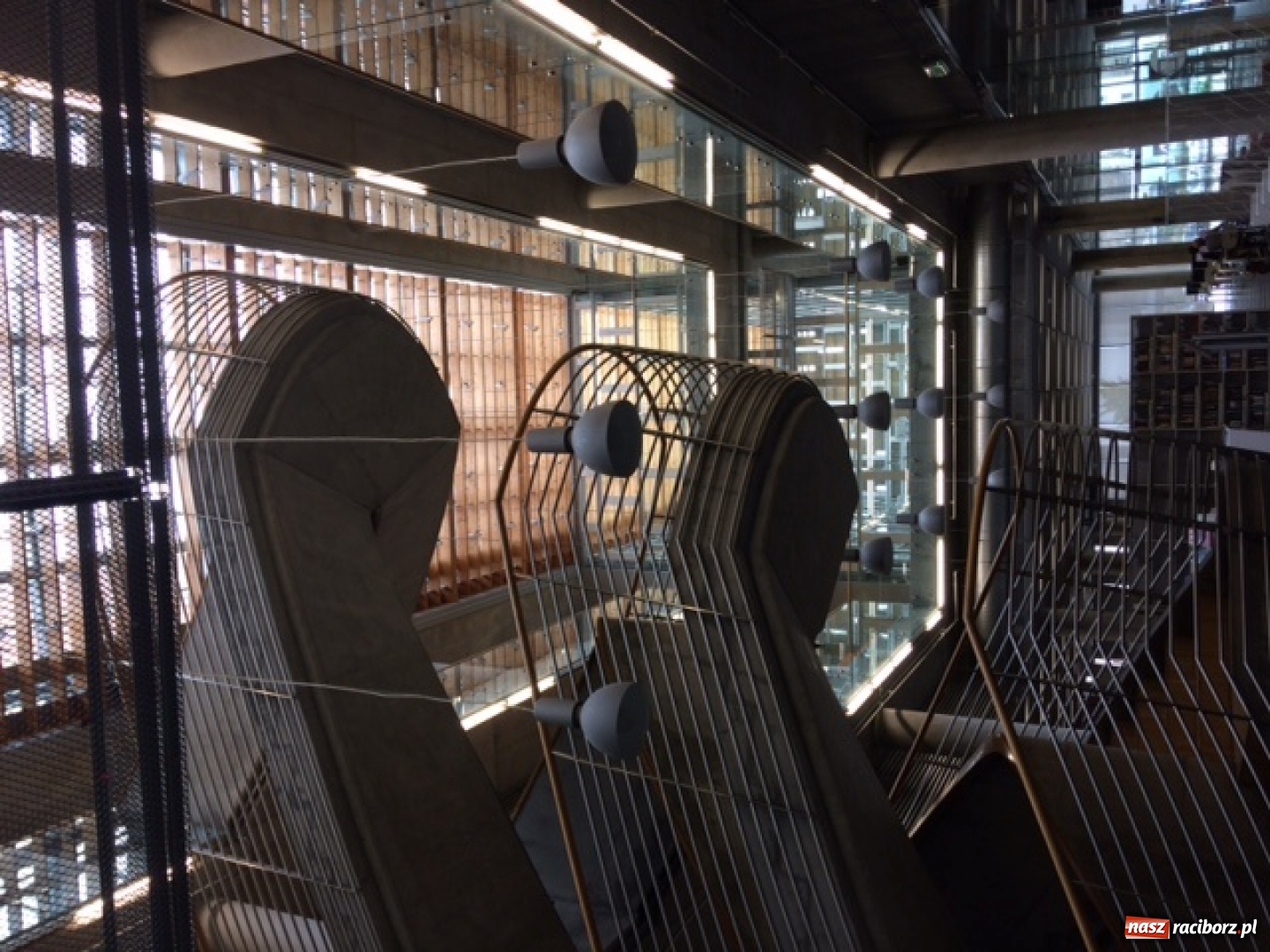 Zdjęcie w galerii na portalu naszraciborz.pl: Wizyta uczniów Liceum Plastycznego w Centrum Informacji Naukowej i Bibliotece Akademickiej w Katowicach wiadomości z regionu