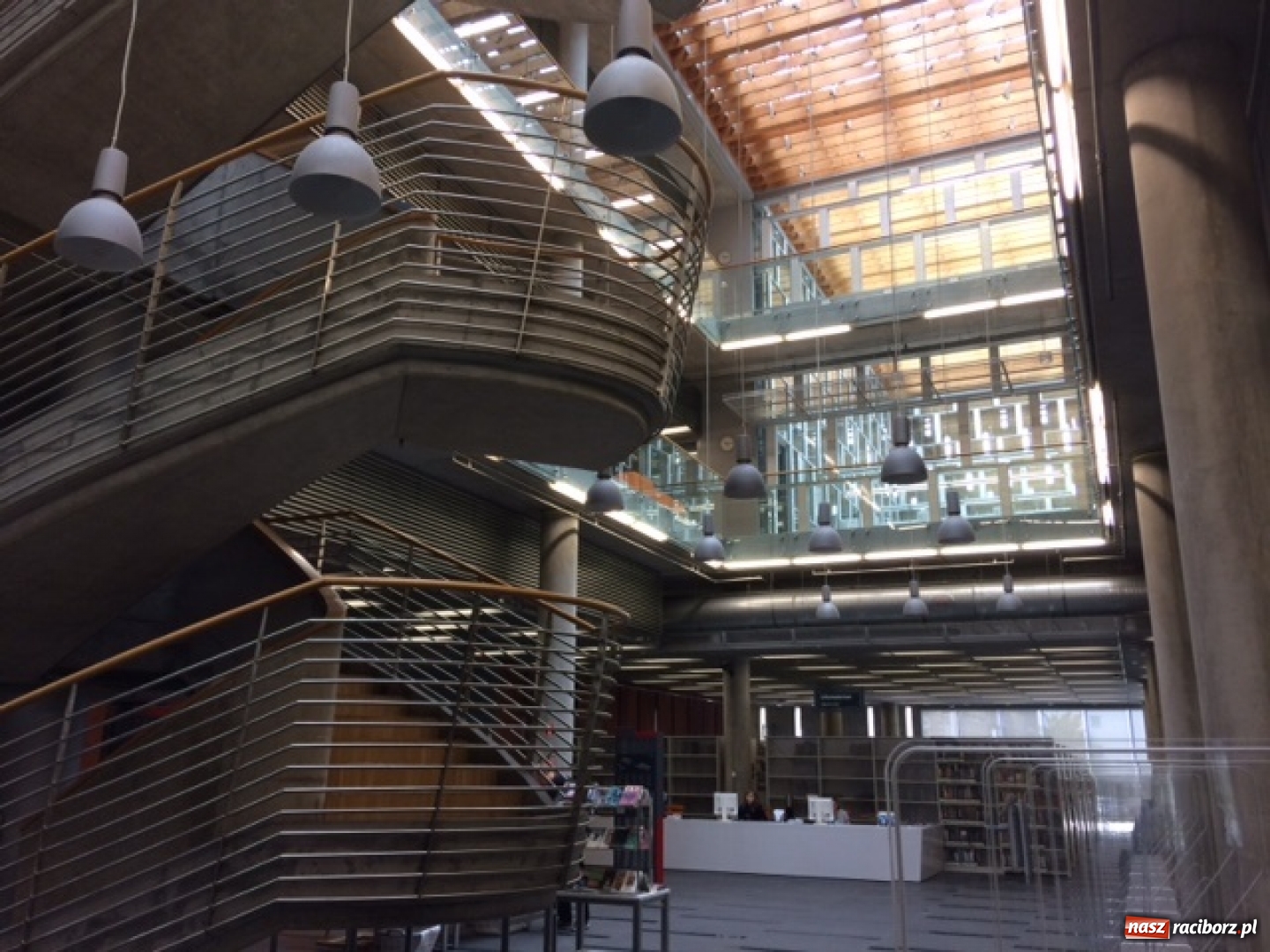 Zdjęcie w galerii na portalu naszraciborz.pl: Wizyta uczniów Liceum Plastycznego w Centrum Informacji Naukowej i Bibliotece Akademickiej w Katowicach wiadomości z regionu