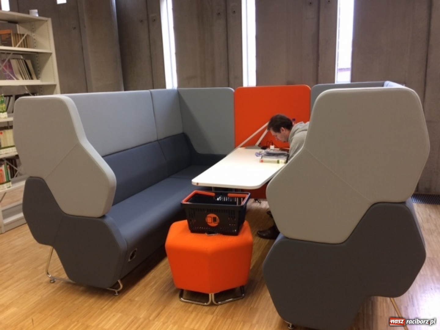 Zdjęcie w galerii na portalu naszraciborz.pl: Wizyta uczniów Liceum Plastycznego w Centrum Informacji Naukowej i Bibliotece Akademickiej w Katowicach wiadomości z regionu