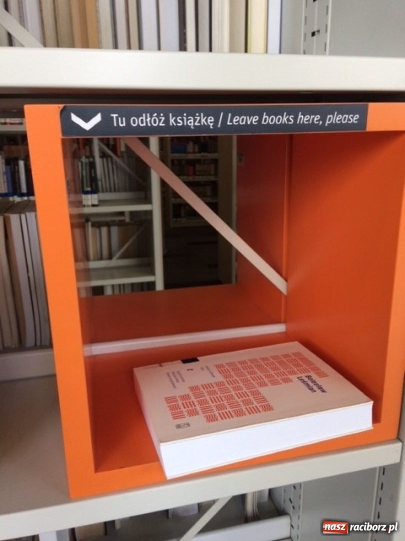 Zdjęcie w galerii na portalu naszraciborz.pl: Wizyta uczniów Liceum Plastycznego w Centrum Informacji Naukowej i Bibliotece Akademickiej w Katowicach wiadomości z regionu