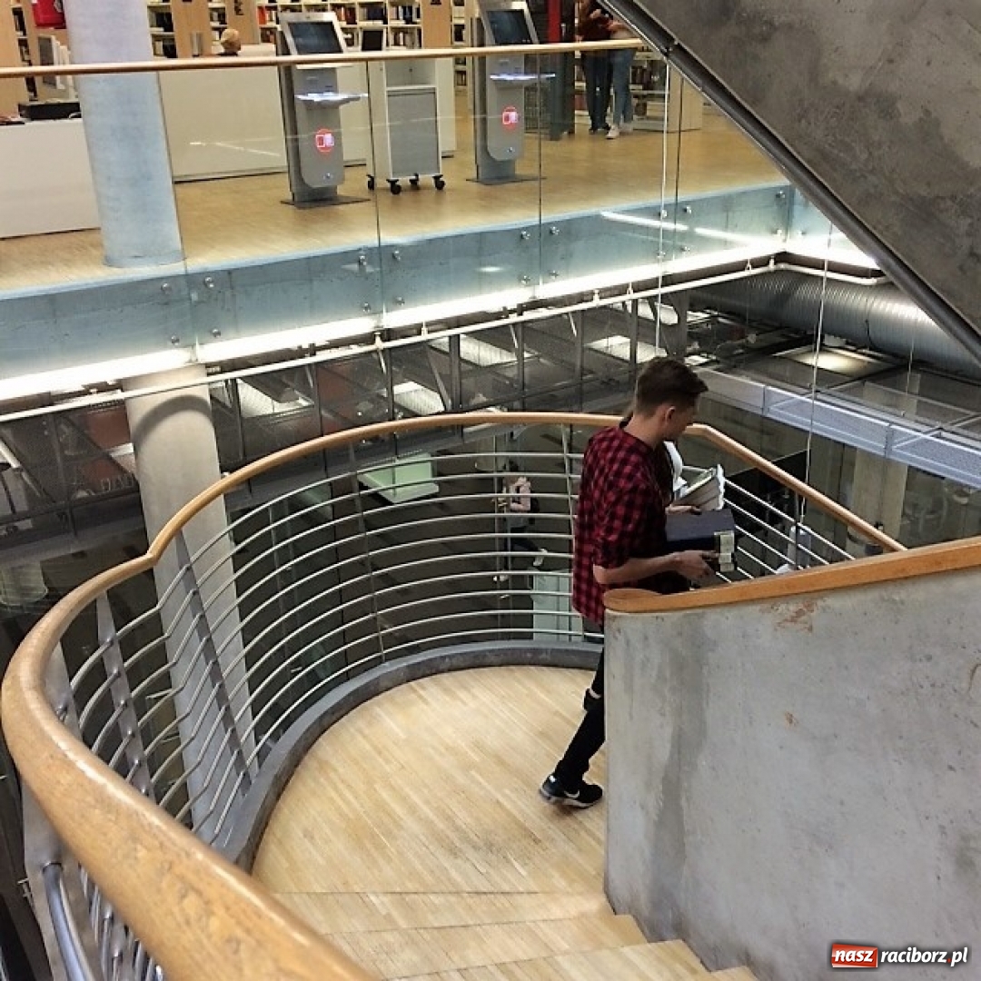 Zdjęcie w galerii na portalu naszraciborz.pl: Wizyta uczniów Liceum Plastycznego w Centrum Informacji Naukowej i Bibliotece Akademickiej w Katowicach wiadomości z regionu