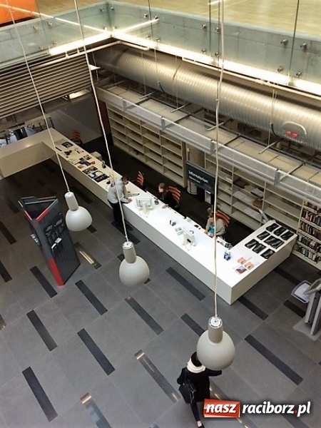 Zdjęcie w galerii na portalu naszraciborz.pl: Wizyta uczniów Liceum Plastycznego w Centrum Informacji Naukowej i Bibliotece Akademickiej w Katowicach wiadomości z regionu