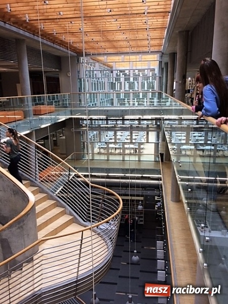 Zdjęcie w galerii na portalu naszraciborz.pl: Wizyta uczniów Liceum Plastycznego w Centrum Informacji Naukowej i Bibliotece Akademickiej w Katowicach wiadomości z regionu