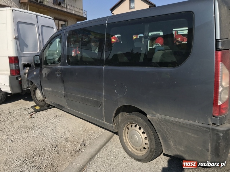 Zdjęcie w galerii na portalu naszraciborz.pl: Zderzenie samochodów dostawczych w Bieńkowicach  wiadomości z regionu