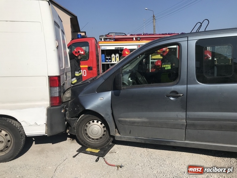 Zdjęcie w galerii na portalu naszraciborz.pl: Zderzenie samochodów dostawczych w Bieńkowicach  wiadomości z regionu